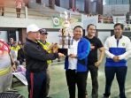 Penutupan Popda Pl Sekda Provinsi Bengkulu, Fachriza Razie (kedua dari kiri) menyerahkan tropi juara umum Popda tahun 2022 kepada Sekda Kota Bengkulu, Arif Gunadi usai penutupan event tersebut.(HB/Usmin)