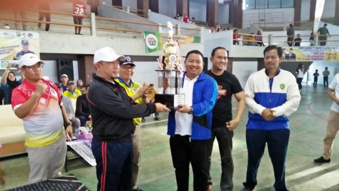 Penutupan Popda Pl Sekda Provinsi Bengkulu, Fachriza Razie (kedua dari kiri) menyerahkan tropi juara umum Popda tahun 2022 kepada Sekda Kota Bengkulu, Arif Gunadi usai penutupan event tersebut.(HB/Usmin)