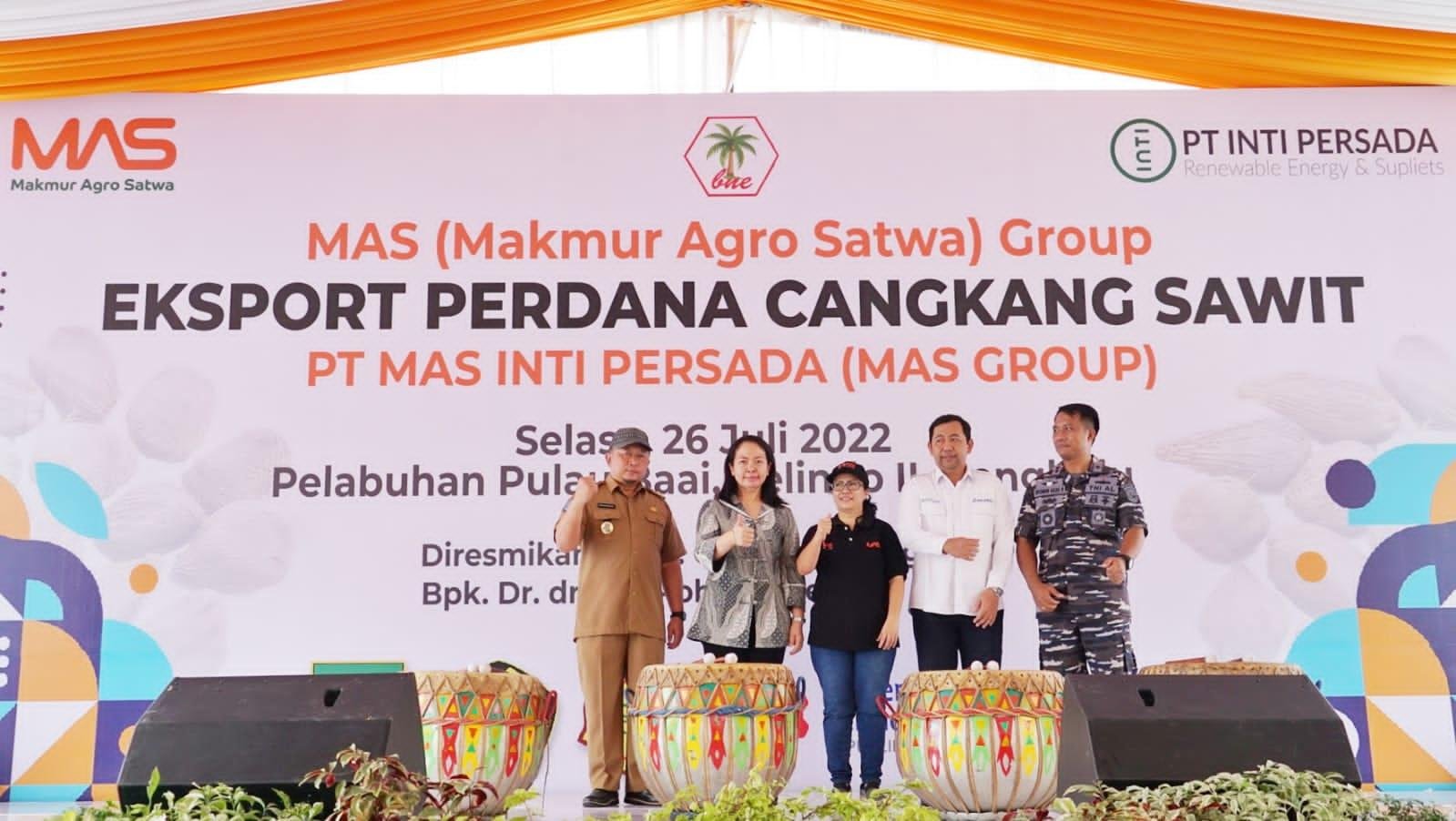 Asisten II Pemprov Bengkulu, Fachriza Razie (paling kiri) bersama GM Pelindo Bengkulu, Hadi Nuryadi, Pendiri Group MAS, Anne Sri Arti melepas ekspor perdana 8.500 cangkang sawit ke Thailand.(Foto/Ist)