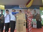 Anggata Komisi IX DPR-RI dapil Bengkulu, Elva Hartati menyerahkan bantuan lemari es kepada masyarakat pada saat menggelar kampanye penurunan kasus Stunting di Kabupaten Rejang Lebong, Bengkulu, pekan lalu.(Foto/Ist)