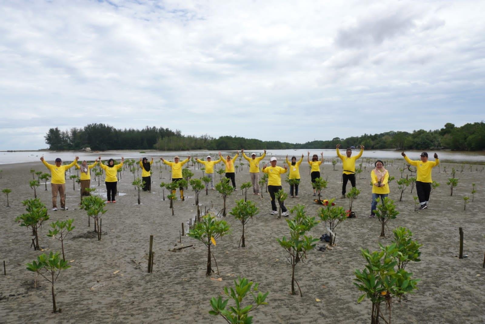 Gubernur Bengkulu, Rohidin Mersyah bersama dinas instansi dan komunitas peduli pesisir dan laut menanam sebanyak 15.000 bibit mangrove di kawasan Kampung Jenggalu, Kota Bengkulu.(Foto/Ist)