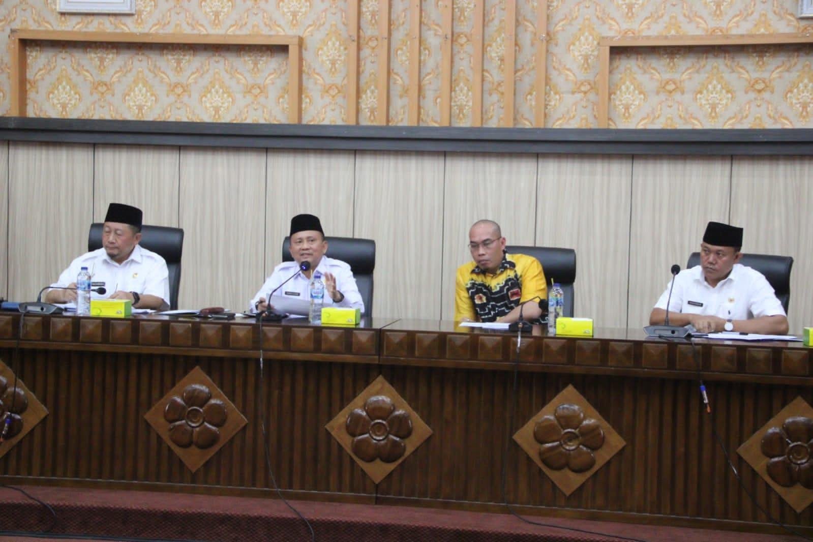 Sekda Provinsi Bengkulu, Hamka Sabri didampingi Asisten II, Fachriza Razie dan Wakil Bupati Rejang Lebong, Hendra Yudiansyah menggelar rapat persiapan penyambutan Menparekraf, Sandi Uno ke Bengkulu, awal Agustus 2022.(Foto/Ist)