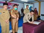 Tanda Tangan Hidayat Bupat Kph Bupati Kepahiang, Hidayatullah Sjahid menandatangani naskah kesepakatan bersama penurunan kasus stunting di kabupaten pemekaran dari Rejang Lebong ini.(Foto HB/Idris)