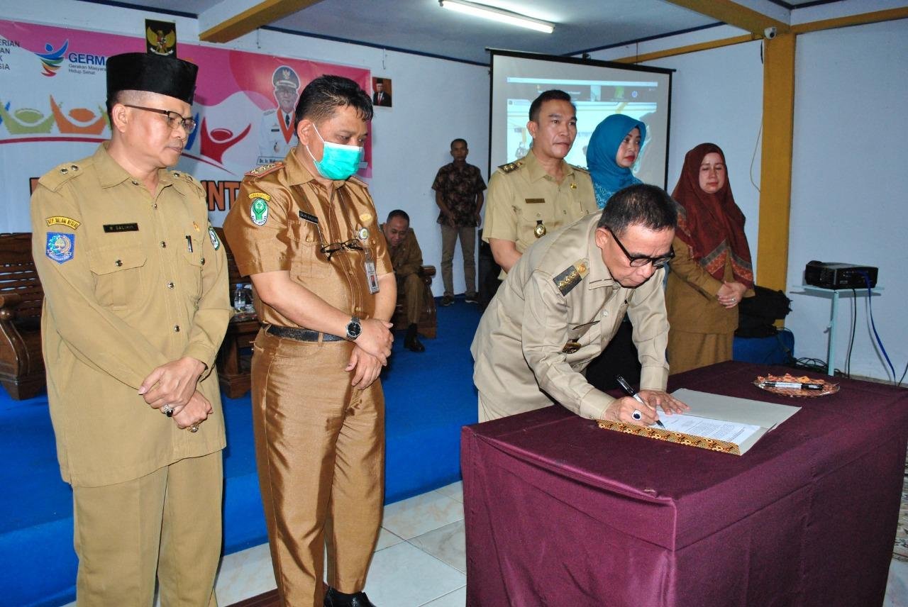 Tanda Tangan Hidayat Bupat Kph Bupati Kepahiang, Hidayatullah Sjahid menandatangani naskah kesepakatan bersama penurunan kasus stunting di kabupaten pemekaran dari Rejang Lebong ini.(Foto HB/Idris)
