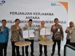 Kepala BKKBN Bengkulu, Rusman Effendi foto bersama Area Manager PT BSI Tbk Area Bengkulu, Hijazi disaksikan Branch Manager BSI Cabang Bengkulu, Arry Darmawan dan sejumlah pejabat dilingkup Kantor BKKBN Bengkulu seusai penandatangan naskah kerja sama dibidang penurunan kasus stunting di daerah ini.(Foto HB/Idris)