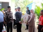 Gubernur Bengkulu, Rohidin Mersyah menyerahkan bantuan Alsintan jenis Sprayer kepada salat satu kelompok tani di Kecamatan Pino Raya, Bengkulu Selatan disaksikan Wabup Bengkulu Selatan, Rivai Tajudin (paling kiri) dan Kepala Dinas Tanaman Pangan, Holtikultura dan Perkebunan (TPHP) Provinsi Bengkulu, Riky Gunarwan kedua dari kiri.(Foto/Ist)