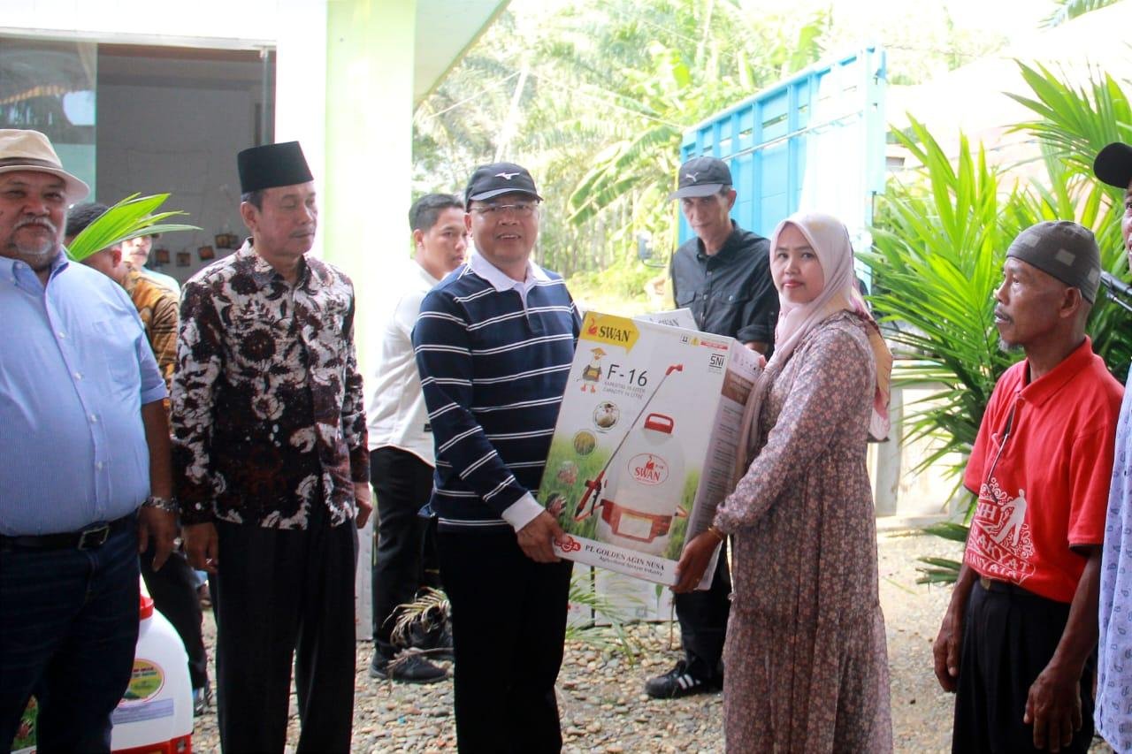 Gubernur Bengkulu, Rohidin Mersyah menyerahkan bantuan Alsintan jenis Sprayer kepada salat satu kelompok tani di Kecamatan Pino Raya, Bengkulu Selatan disaksikan Wabup Bengkulu Selatan, Rivai Tajudin (paling kiri) dan Kepala Dinas Tanaman Pangan, Holtikultura dan Perkebunan (TPHP) Provinsi Bengkulu, Riky Gunarwan kedua dari kiri.(Foto/Ist)