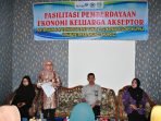 Kepala Dinas Pengendalian Penduduk Keluarga Berencana Pemberdayaan Perempuan dan Perlindungan Anak (DPPKBP3A) Kepahiang, Linda Rospita memberikan sambutan pada acara fasilitasi pemberdayaan ekonomi keluarga aseptor KB dan sekaligus penyerahan bantuan alat penunjung produksi usaha kelompok.(Foto HB/Idris)