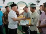 Gubernur Bengkulu, Rohidin Mersyah memberikan bantuan kepada 12 KK korban kebakaran di kawasan Perumnas Lingkar Timur, Kota Bengkulu pada Jumat (12/8/2022) sore. Bantuan gubernur meliputi uang tunia Rp 3 juta/kk, 15 zak semen dan 15 keping seng.(Foto/Ist)