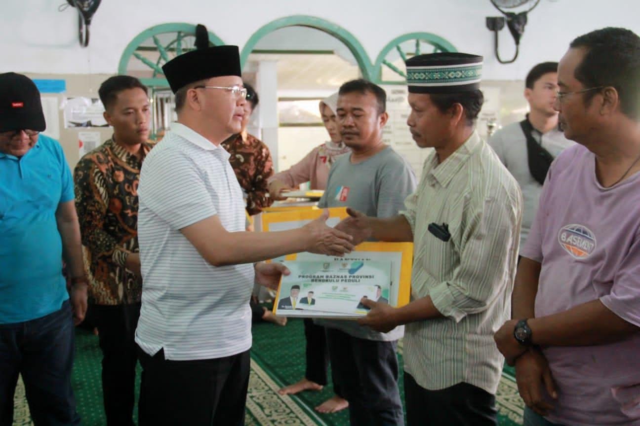 Gubernur Bengkulu, Rohidin Mersyah memberikan bantuan kepada 12 KK korban kebakaran di kawasan Perumnas Lingkar Timur, Kota Bengkulu pada Jumat (12/8/2022) sore. Bantuan gubernur meliputi uang tunia Rp 3 juta/kk, 15 zak semen dan 15 keping seng.(Foto/Ist)