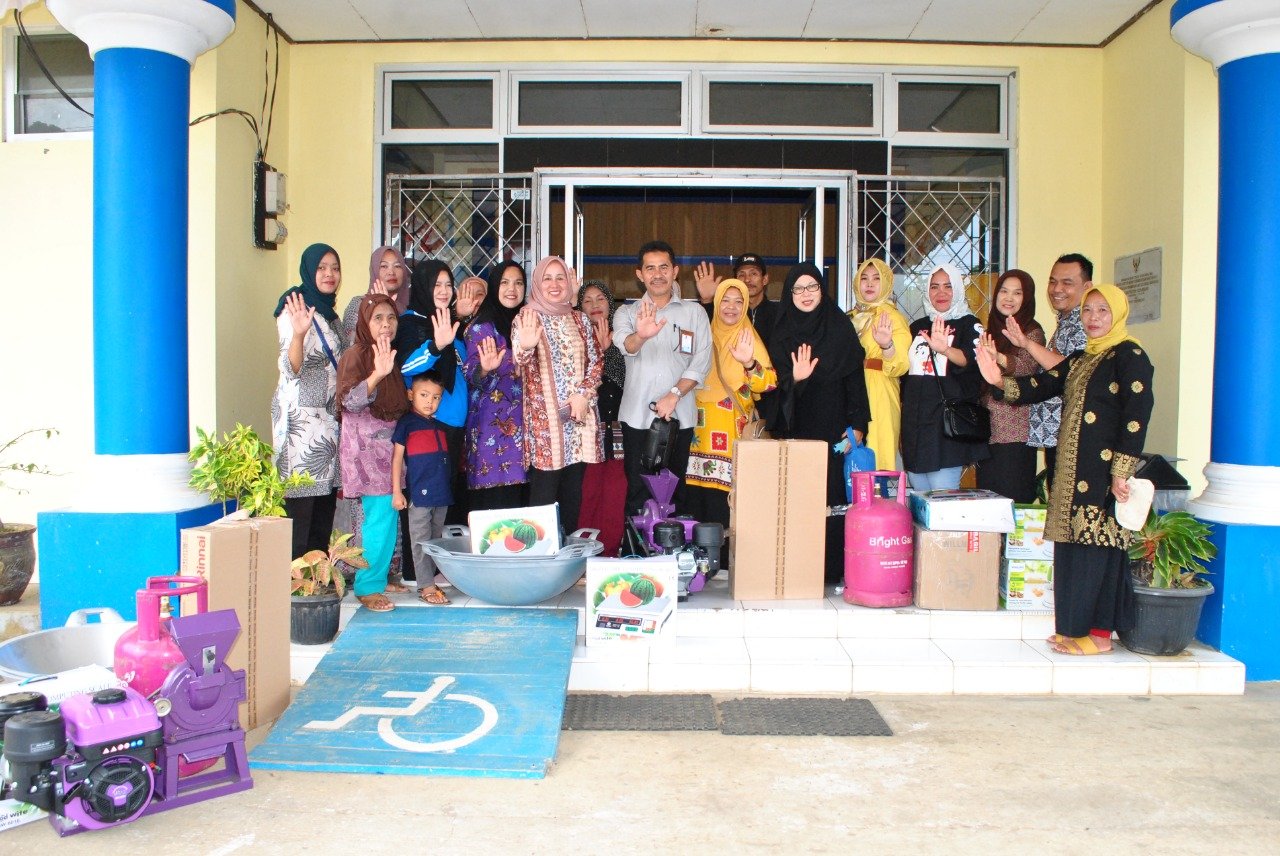 Koordinator Bidang Keluarga Sejahtera dan Pemberdayaan Keluarga (KSPK), BKKBN Provinsi Bengkulu, Edi Sofyan foto bersama para pelaku UMK yang mendapat bantun alat teknologi tepat guna (ATTG) guna meningkat usaha dan produksi para peserta kelompok usaha peningkatan pendapatan keluarga akseptor (UPPKA).(Foto HB/Idris)