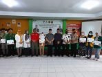 Gubernur Bengkulu, Rohidin Mersyah foto bersama Pengurus Baznas Provinsi Bengkulu dan mahasiswa setelah menyerahkan bantuan beasiswa Baznas kepada 150 mahasiswa tidak mampu di Bengkulu.(Foto/Ist) Gubernur Bengkulu, Rohidin Mersyah foto bersama Pengurus Baznas Provinsi Bengkulu dan mahasiswa setelah menyerahkan bantuan beasiswa Baznas kepada 150 mahasiswa tidak mampu di Bengkulu.(Foto/Ist)