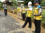 Cek Jalan di Bengkulu Utara Gubernur Bengkulu, Rohidin Mersyah didampingi Plt Kepala Dinas PUPR Bengkulu, Tego Suroso saat meminjau progres pembangunan jalan provinsi ruas Lubuk Durian, Bengkulu Utara-Lubuk Sini, Kabupaten Bengkulu Tengah.(Foto/Ist)
