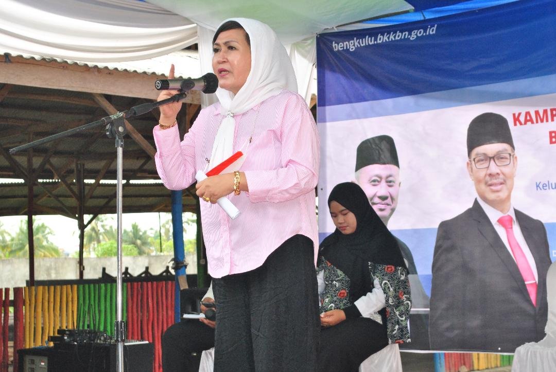 Anggota DPR-RI dapil Bengkulu, Elva Hartati melakukan sosialisasi penurunan stunting di kawasan wilayah kumuh perkotaan Kelurahan Rawa Makmur, Kota Bengkulu.(Foto HB/Idris)