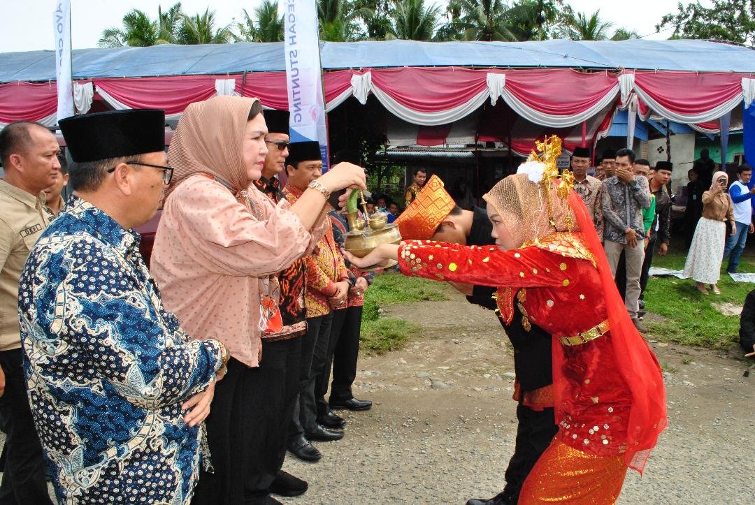 Anggota Komisi IX DPR-RI dapil Bengkulu, Elva Hartati disambut tari adat saat melakukan sosialisasi penurunan kasus stunting di Desa Karang Dapo, Kecamatan Semidang Gumay, Kaur. Acara ini dihadiri Bupati Kaur, Lismidianto dan wabup Kaur, Herlian dan para kades anggota Apdesi kecamatan setempat.(Foto HB/Idris)