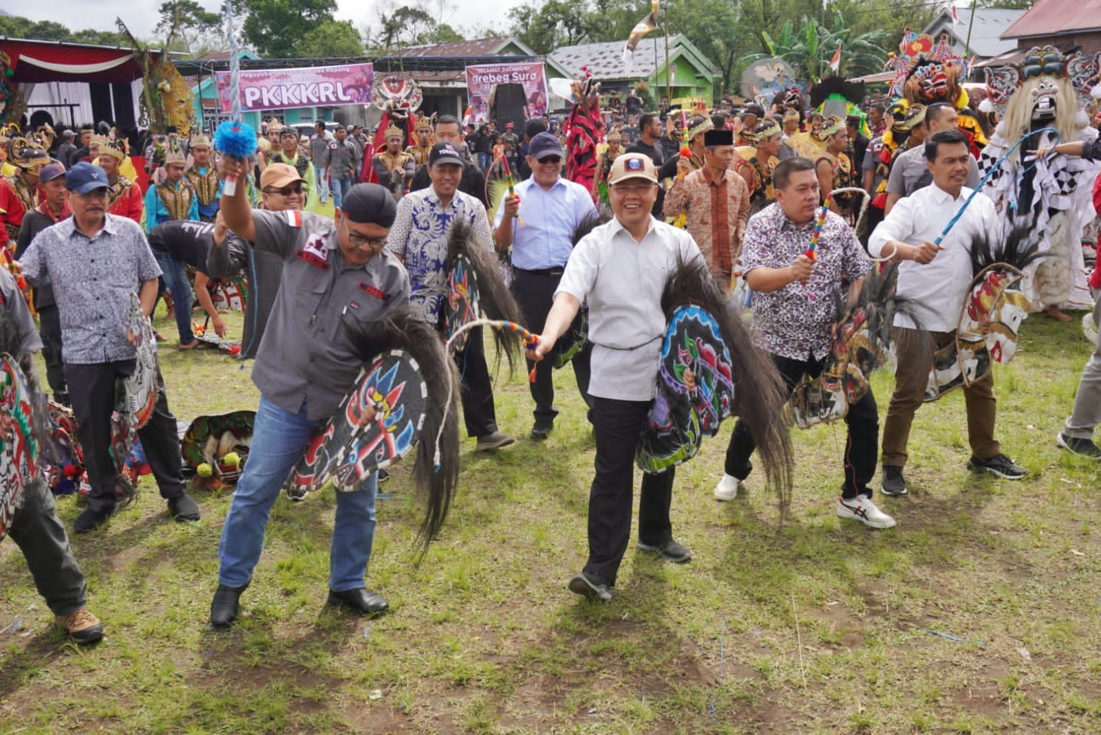 Grebeg Suro Gubernur Bengkulu, Rohidin Mersyah bermain kesenian tradisional masyarakat Jawa, Kuda Kepang saat menghadari acara Grebek Suro menyambut Tahun Baru Islam, dan HUT Kemerdekaan RI ke-77 tahun 2022 di Desa Sambirejo, Kecamantan Selupuh Rejang, Rejang Lebong, Bengkulu.(Foto/IST)