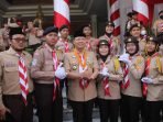 Gubernur Bengkulu, Rohidin Mersyah (ketiga dari kiri) foto bersama anak-anak pramuka seusai mengikuti upacara HUT Gerakan Pramuka ke-61 Tahun 2022 di halaman Balai Raya Semarak, Bengkulu.(Foto/Ist)