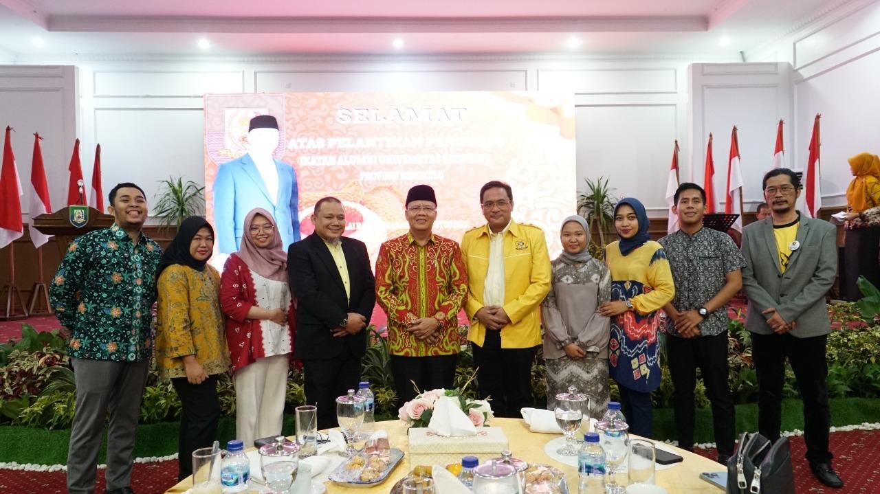 Ika Unsri Bengkulu Gubernur Bengkulu, Rohidin Mersyah foto bersama Ketua dan Pengurus Ika Unsri usai acara pelantikan Kepengurusan Ika Unsri Bengkulu.(Foto/Ist)