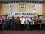 Kasus PMK di Bengkulu Gubernur Bengkulu, Rohidin Mersyah foto bersama seusai rapat koordinasi terkait masih tingginya kasus penyakit mulut dan kaki (PMK) pada hewan di Bengkulu. Rapat ini meminta kabupaten dan kota segera membentuk Satgas PMK agar kasus penyakit hewan segera meredah di daerah ini.(Foto/Ist)