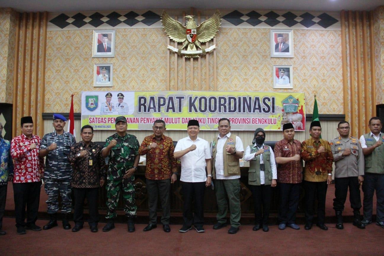 Kasus PMK di Bengkulu Gubernur Bengkulu, Rohidin Mersyah foto bersama seusai rapat koordinasi terkait masih tingginya kasus penyakit mulut dan kaki (PMK) pada hewan di Bengkulu. Rapat ini meminta kabupaten dan kota segera membentuk Satgas PMK agar kasus penyakit hewan segera meredah di daerah ini.(Foto/Ist)