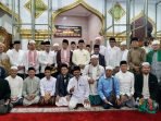 Pemprov gelar doa dan tahlil bersama Gubernur Bengkulu, Rohidin Mersyah bersama Imam Besar Masjid Istiqlal, KH Nasaruddin Umar foto bersama masyarakat pada acara doa dan tahlil bersama di Masjid Raya Baitul Izzah, Kota Bengkulu.(Foto/Ist)