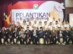 Pengurus PBSI Bengkulu Wagub Bengkulu, Rosjonsyah foto bersama Pengprov PBSI Bengkulu, dan Wakil Pengurus PBSI Pusat seusai acara pelantikan Suharto sebagai Ketua PBSI Bengkulu masa bakti lima tahun depan.(Foto/Ist)
