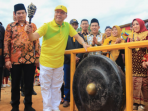 Gubernur Bengkulu, Rohidin Mersyah disaksikan Wakil Bupati Bngkulu Utara, Ari memukul gong melepas pawai seni dan budaya bumi Pekal, di Kecamatan Ulok Kupai.(Foto/Ist)