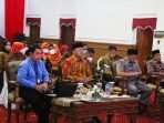Gubernur Rohidin Mersyah didampingi Asisten II Pemprov Bengkulu, Fachriza Razie meningkuti Rakornas Pengendalian Inflasi Tahun 2022 dengan tema "Sinergi Untuk Stabilisasi Harga dan Ketahanan Pangan Nasional" secara Virtual Meeting, bertempat di Balai Raya Semarak Bengkulu.(Foto/Ist)