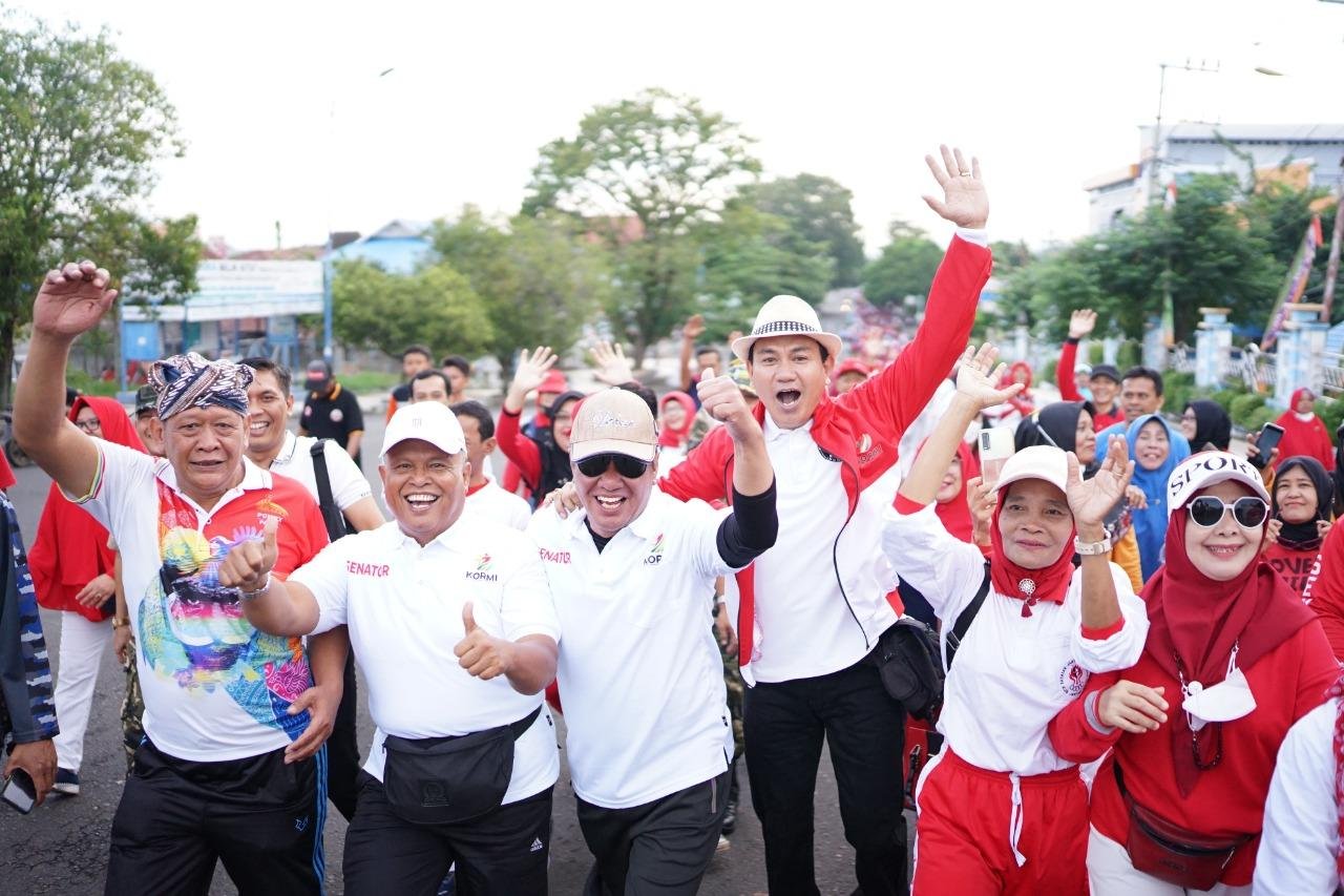 Wakil Gubernur Bengkulu,Rosjonsyah bersama anggota DPD-RI dapil Bengkulu, Ahmad Kanedi foto bersama sesuai menyerahkan reward dan piagam kepada atlet FORNAS Bengkulu, yang meraih medali di FORNAS VI Sumsel beberapa waktu lalu. Acara ini dimeriahkan dengan olahraga bersama di Stadion Sawah Lebar Bengkulu.(Foto/Ist)