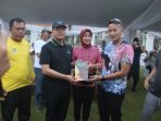 Sandi Uno Bengkulu Gubernur Bengkulu, Rohidin Mersyah didampingi anggota DPR-RI dapil Bengkulu, Dewi Coryati (tengah) menyerahkan sebuah buku tentang Festival Tabut kepada Menparekraf Sandiaga Salahuddin Uno.(Foto/Ist)
