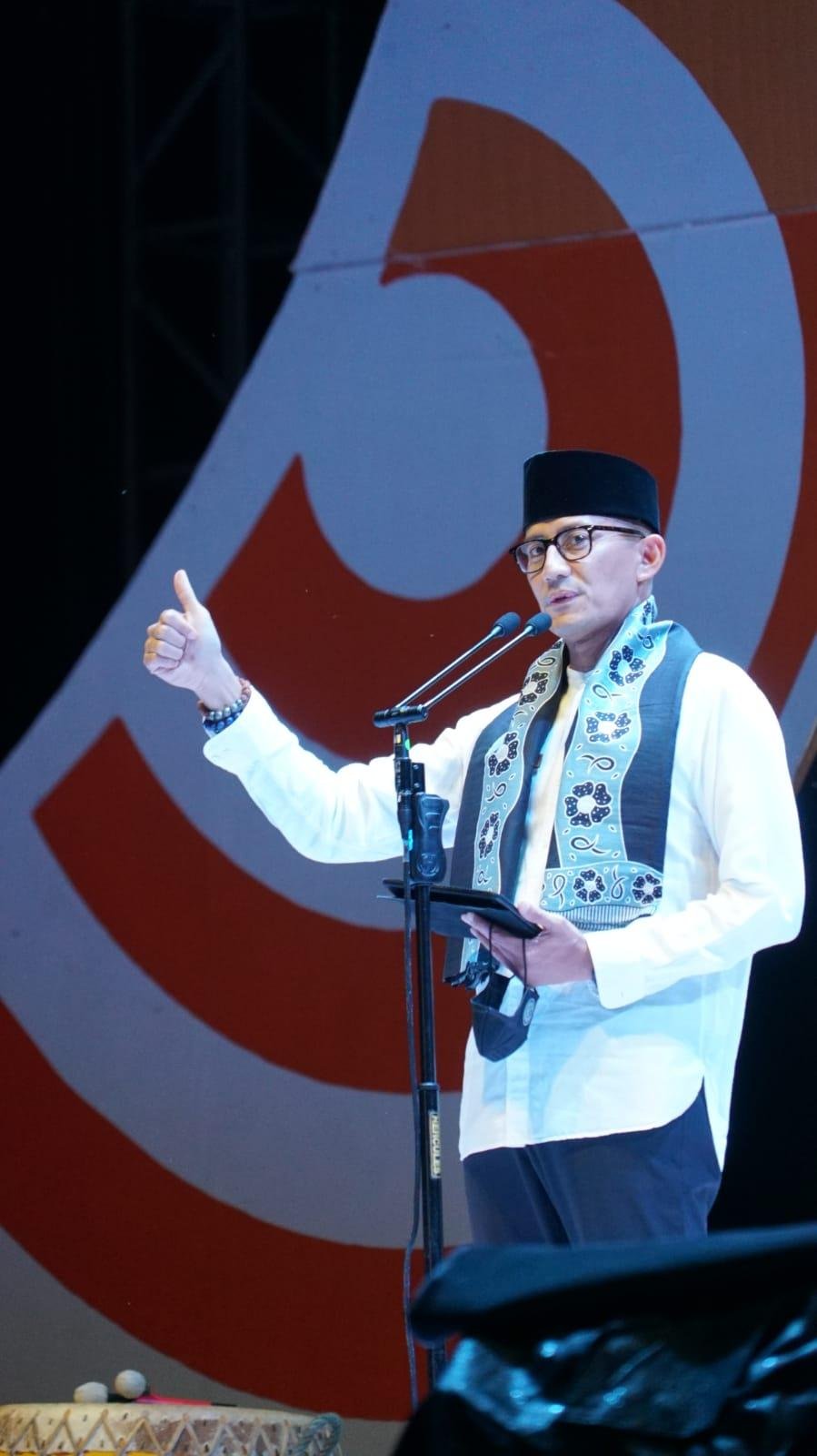 Sandi Uno Menteri Pariwisata dan Ekonomi Kreatif (Menparekraf), Sandiaga Salahuddin Uno memberikan sambutan saat menghadiri Festival Tabut Bengkulu 2022 di lapangan Merdeka, Kota Bengkulu, Selasa (2/8/2022) malam.(Foto/Ist)