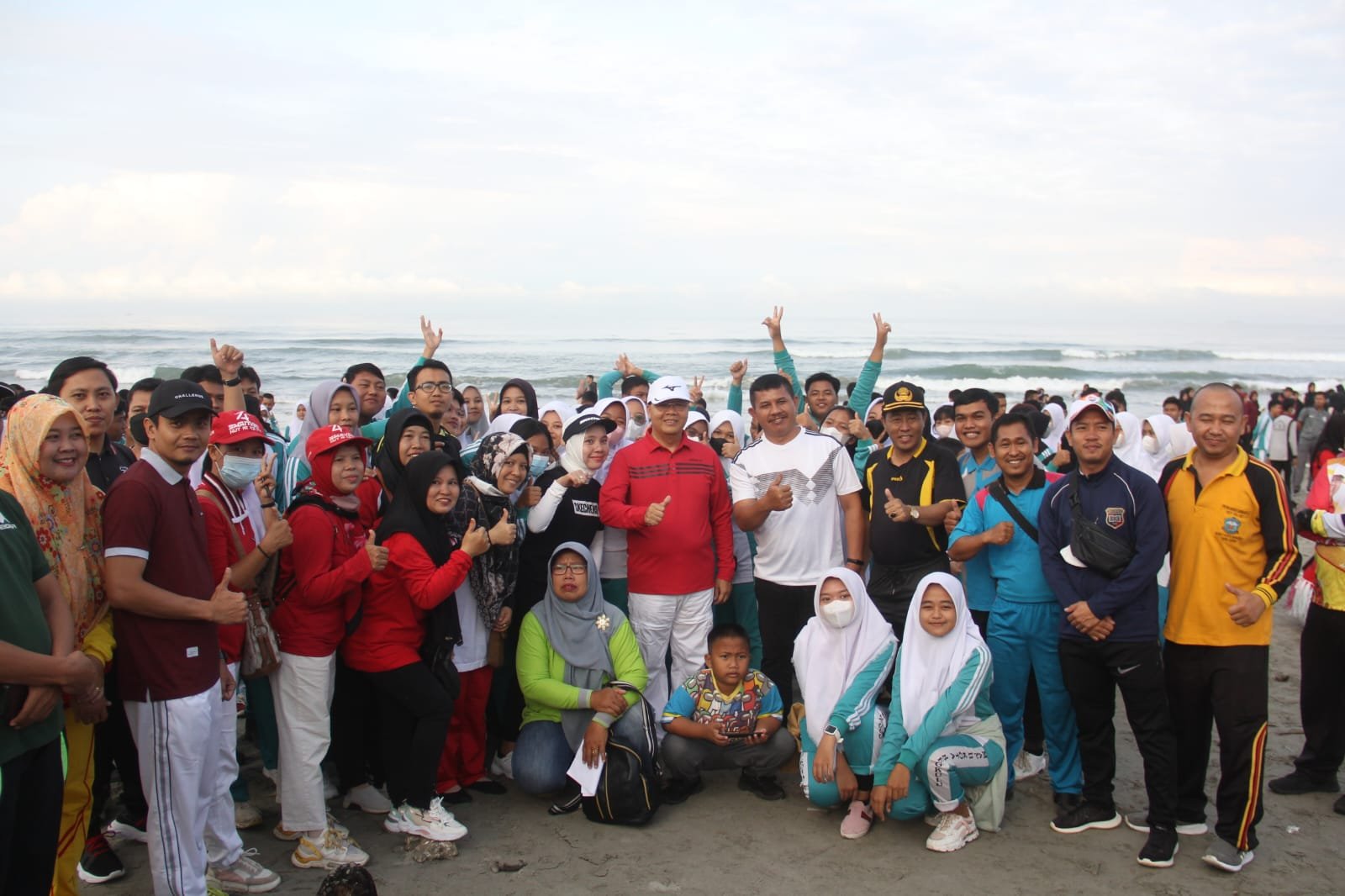 Gubernur Bengkulu, Rohidin foto bersama 2.000 pelajar dari 10 kabupaten dan kota di Provinsi Bengkulu, seusai melaksanakan senam kesehatan jasmani (SKJ) untuk memecahkan rekor MURI SJK terbanyak di kawasan objek wisata Pantai Panjang, Kota Bengkulu.(Foto/Ist)