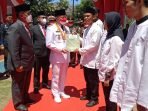 Gubernur Bengkulu, Rohidin Mersyah menyerahkan surat remisi dalam rangka memperingati HUT Kemerdekaan RI ke-77 tahun 2022, kepada salah seorang Napi penghuni Lapas Klas IIA Bentiring, Kota Bengkulu.(Foto HB/Budi Raharjo)