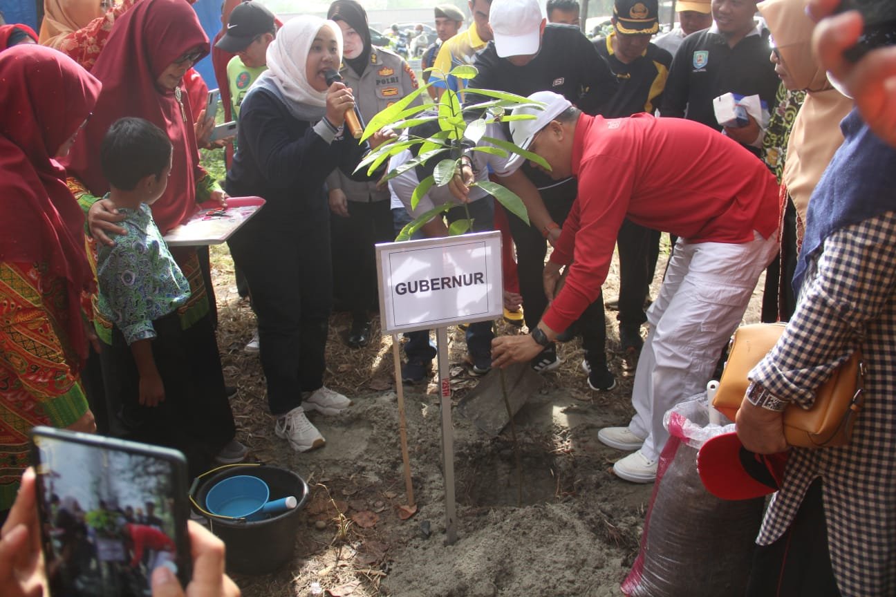 Gubernur Bengkulu, Rohidin Mersyah menanam pohon bersama IGRA dalam rangka memperingati HUT Kemerdekaan RI ke-77 tahun 2022 dan Peringatan Hari Anak di kawasan objek wisata Pantai Panjang, Kota Bengkulu.(Foto/Ist)