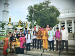 Wawali Kota Bengkulu, Dedy Wahyudi foto bersama ketua dan anggota Forum Masyarakat Melayu Bengkulu, di depan Barendo, Kota Bengkulu.(Foto/MC Pemkot Bengkulu)