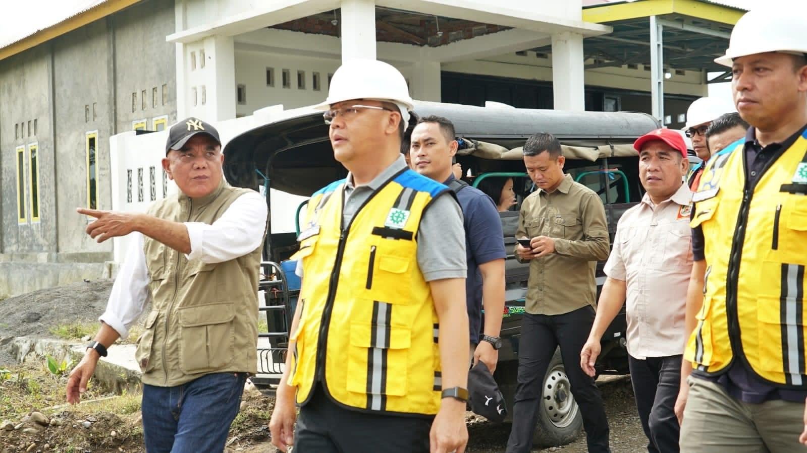 Gubernur Bengkulu, Rohidin Mersyah didampingi Plt Kadis PUPR Bengkulu, Tejo Suroso dan anggota DPRD Provinsi Bengkulu dari Dapil Kepahiang, Darmawansyah dan Edwar Samsi meninjau pembangunan Jalan Permu-Bengkok.(Foto/Ist)