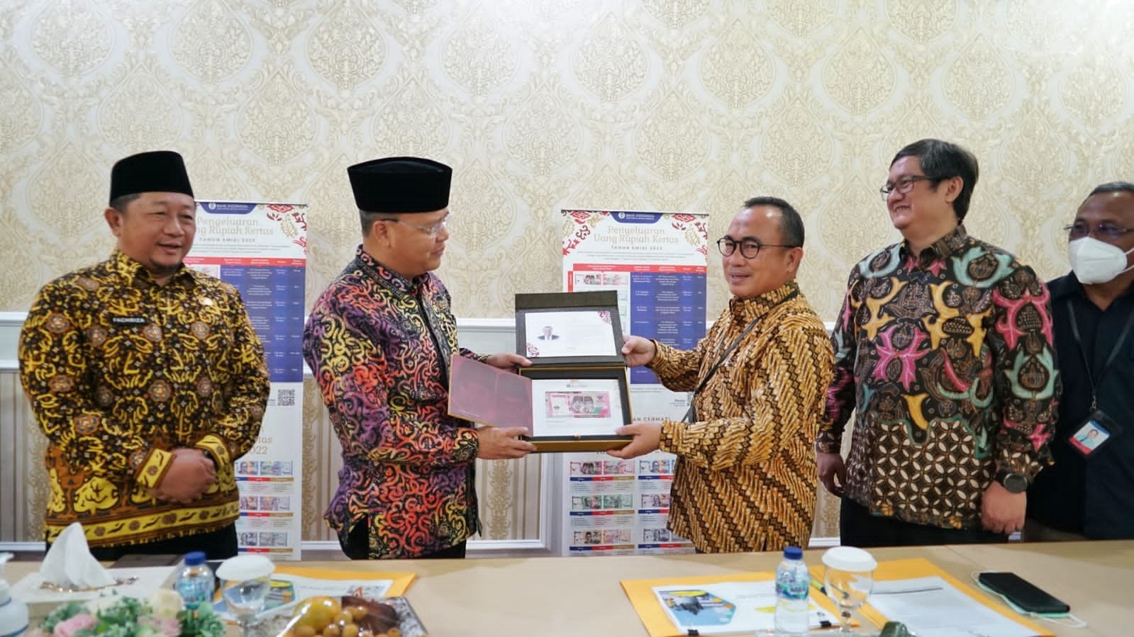 Gubernur Bengkulu, Rohidin Mersyah didampingi Asisten II Pemprov Bengkulu, Fachriza Razie (paling kiri) menerima uang kertas emisi 2022 dari Kepala Perwakilan Bank Indonesia Bengkulu, Joni Marsius.(Foto/Ist)