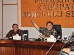 Wakil Bupati Bengkulu Selatan, Rivai Tajudin (tengah) didampingi Deputi BKKBN Pusat, Novian Andusti saat menimpin rapat koordinsi penanganan kasus stunting di daerah ini.(Foto HB/Idris)