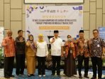 Gubernur Bengkulu, Rohidin Mersyah kelima dari kiri foto bersama Kepala BKKBN Bengkulu, Rusman Effendi (kedua kanan) sesuai membuka Warkshop Kampung Keluarga Bahagia (KKB) Tahun 20022 diselenggarakan BKKBN Bengkulu.(Foto/Ist)