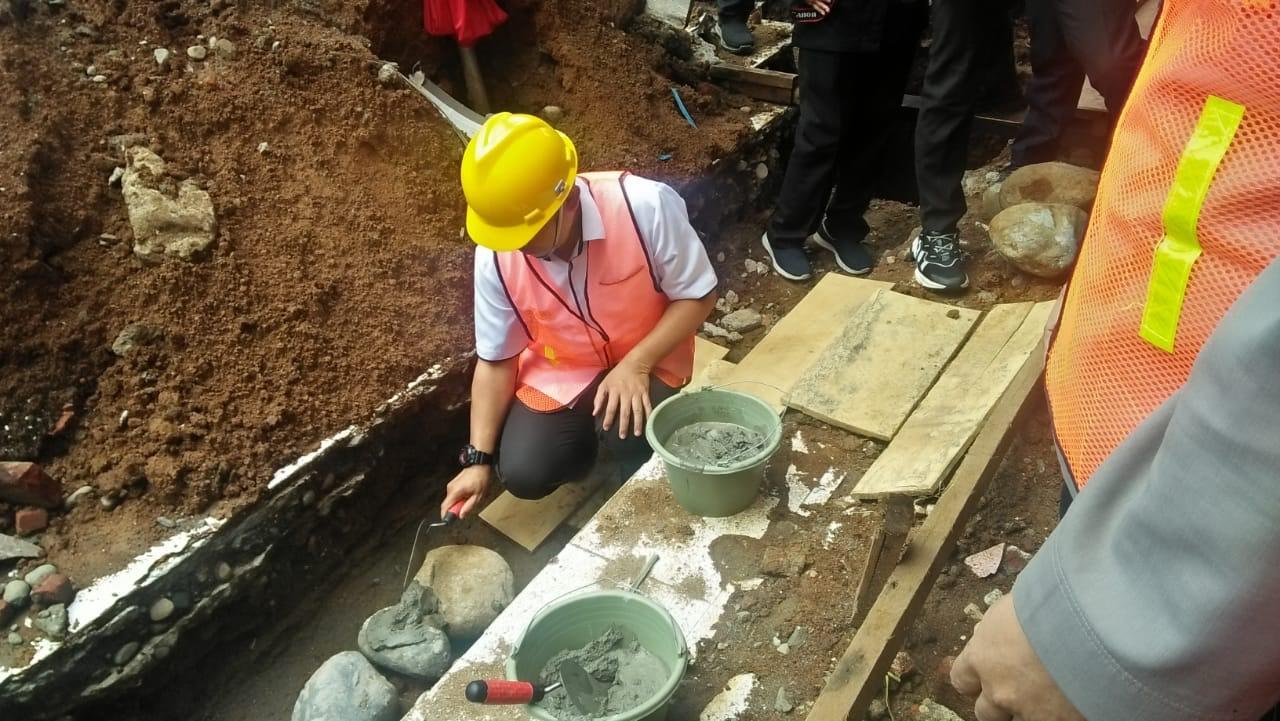 Wakil Wali Kota Bengklu, Dedy Wahyudi meletakan batu pertama pembangunan masjid Bhara Iman,Polres Bengkulu.(Foto HB/Usmin)