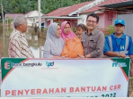 Pemimpin Divisi Corporate Secretary Bank Bengkulu, Roby Wijaya (kelima dari kiri) menyerahkan bantuan paket sembako kepada salah seorang ibu rumah tangga korban korban banjir di Kelurahan Sawah Lebar, Kota Bengkulu. Bantuan serupa juga disalurkan kepada korban banjir di Bengkulu Utara, Seluma dan Bengkulu Tengah.(Foto/eW/Ist)