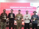Gunbernur Bengkulu, Rohidin Mersyah foto bersama dengan pembicara dari Jakarta pada acara seminar bedah buku Fatmawati Seokarno, di Balai Raya Semarak, Bengkulu, pekan lalu.(Foto/Ist)