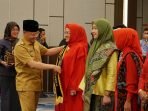 Duta Literasi Provinsi Bengkulu Gubernur Bengkulu, Rohidin Mersyah menyematkan selendang kepada Duta Literasi Provinsi Bengkulu, Bunda Derta Wahyulin untuk masa bakti 2022-2024 mendatang.(Foto/Ist)