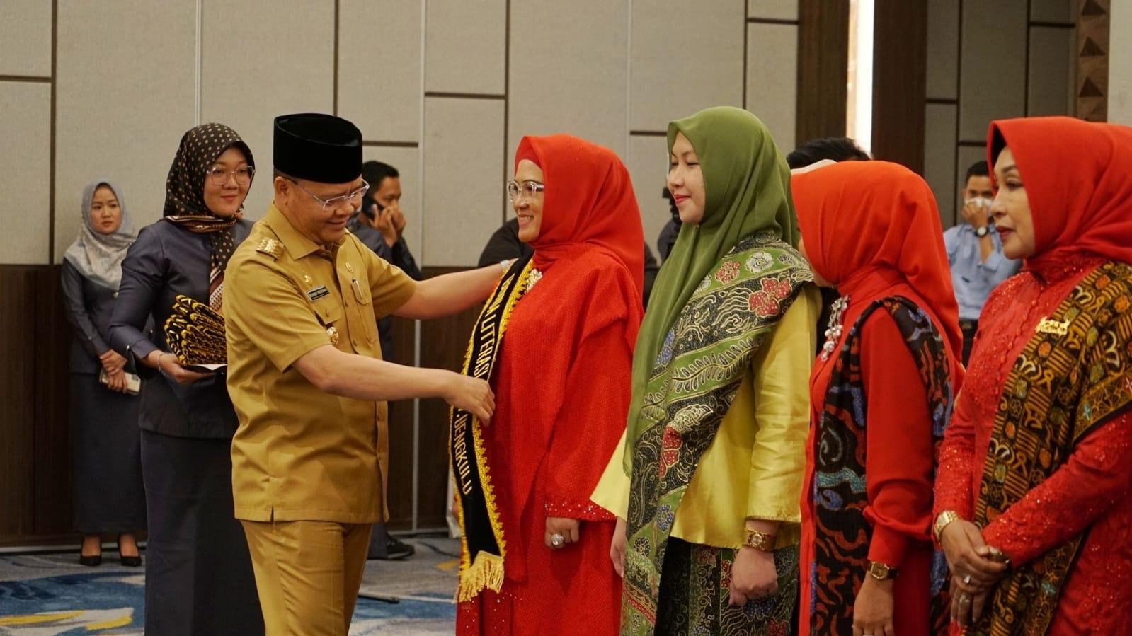 Gubernur Bengkulu, Rohidin Mersyah menyematkan selendang kepada Duta Literasi Provinsi Bengkulu, Bunda Derta Wahyulin untuk masa bakti 2022-2024 mendatang.(Foto/Ist)
