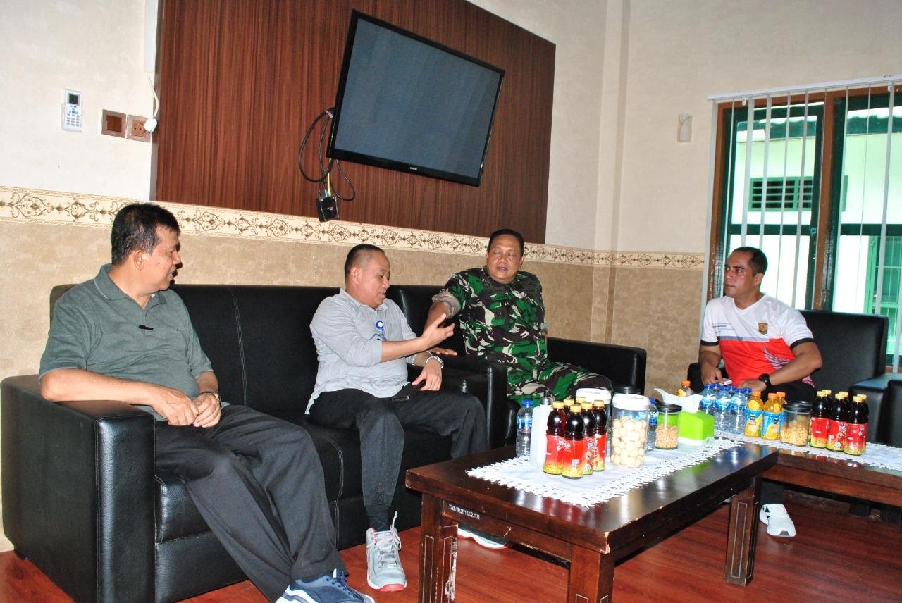Kepala BKKBN Bengkulu, Rusman Effendi didampingi Koordinator KB-KR, Zainin (paling kiri) audensi dengan Dandim 0425, Letkol Inf Syafrinaldi dan Kasrem 041 Gamas Bengkulu, Kol Inf Arif Depayana dalam rangka kampanye penurunan kasus stunting di daerah ini.(Foto HB/Idris)