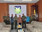 Danrem 041 Gamas Bengkulu, Brigjen TNI Achmad Budi Handoyo(empat dari kiri) dan Deputi BKKBN Pusat, Achamd Budi Handoyo, serta Kepala BKKBN Bengkulu, Rusman Effendi (tiga dari kiri) serta para pejabat dilingkup Korem 041 Gamas Bengkulu, usai menerima audensi Deputi BKKBN di Makorem setempat.(Foto HB/Idris)