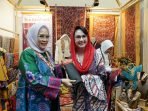 Foto Dekranasda Bengkulu Ketua Dekranasda Provinsi Bengkulu, Derta Wahyulin menyerahkan cindra kepada Ketua Dekranasda Jawa Timur, Arumi Bachsin di lokasi pameran kerajinan Nusantara Kriyanusa 2022, di Jakarta Convention Center (JCC), pekan lalu.(Foto/Ist)