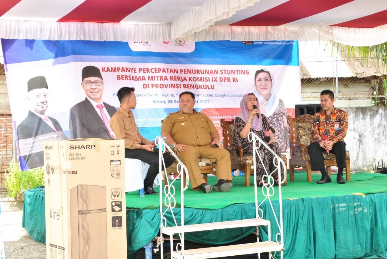 Foto Kampanye Stunting Di Ulu Manna Anggota Komisi IX DPR-RI dapil Bengkulu, Elva Hartati (kedua dari kanan) didampingi Wakil Bupati Bengkulu Selatan, Rivai Tajudin (kedua dari) dan Koordinator KSPK BKKBN Provinsi Bengkulu, Edi Sofyan saat melakukan sosialisasi kampanye stunting di Desa Bandar Agung, Kecamatan Ulu Manna.(Foto HB/Idris)