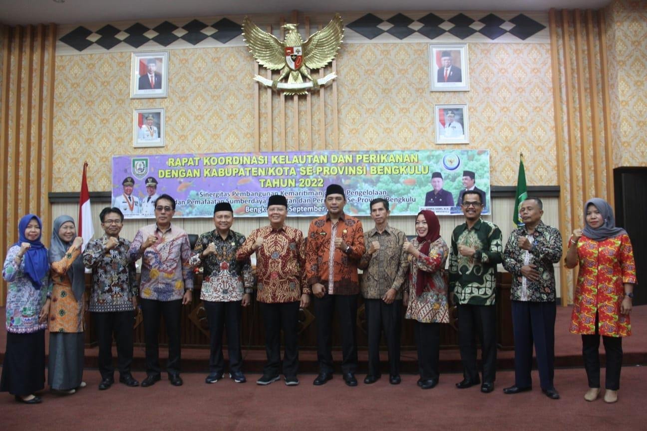 Foto Rakor DKP Bengkulu Gubernur Bengkulu, Rohidin Mersyah didampingi Kepala Dinas Kelautan dan Perikanan (DKP) Provinsi Bengkulu, Syafriandi foto bersama para Kepala DKP kabupaten dan kota di Bengkulu,sesuai pembukaan rakor kelautan dan perikanan.(Foto/Ist)