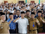Gubernur foto bersama tenaga THL Gubernur Bengkulu, Rohidin Mersyah didampingi Sekda Hamka Sabri dan Kepala Diknas, Eri Yulian Hidayat foto bersama para tenaga honorer dalam suatu kegiatan belum lama ini.(Foto/Ist)